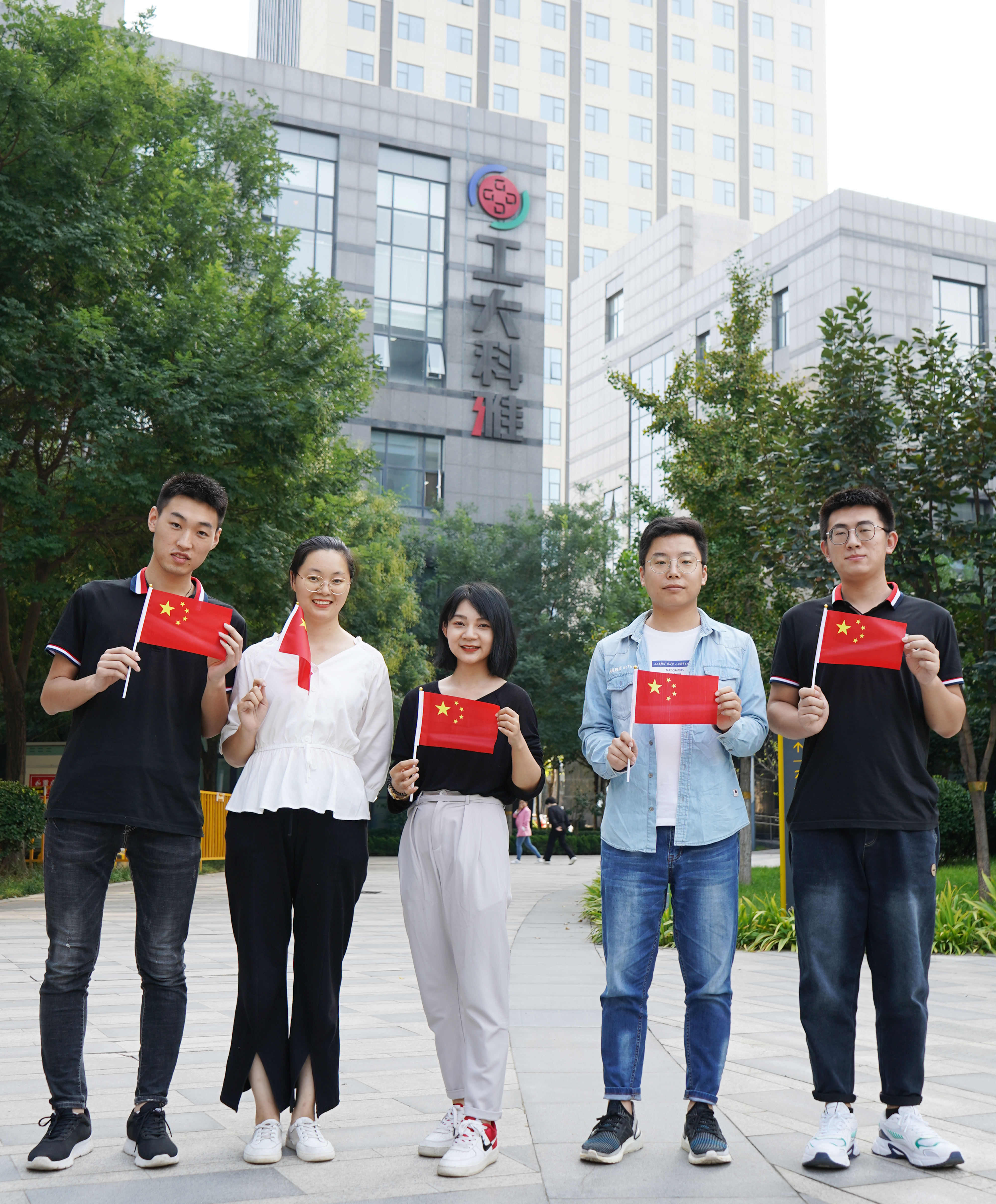 我和國(guó)旗合個(gè)影丨來自工大科雅人的表白(圖3)